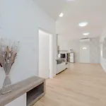 Four Bedroom Horizon * ザダル